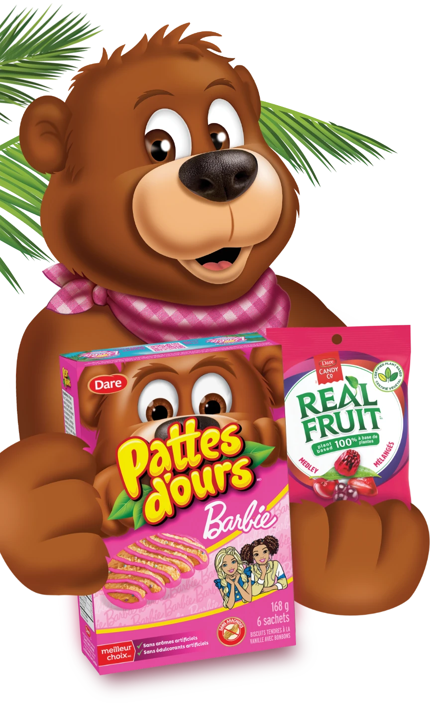 Pauley tenant des pattes d'ours de marque Barbie et un paquet de vrais snacks aux fruits