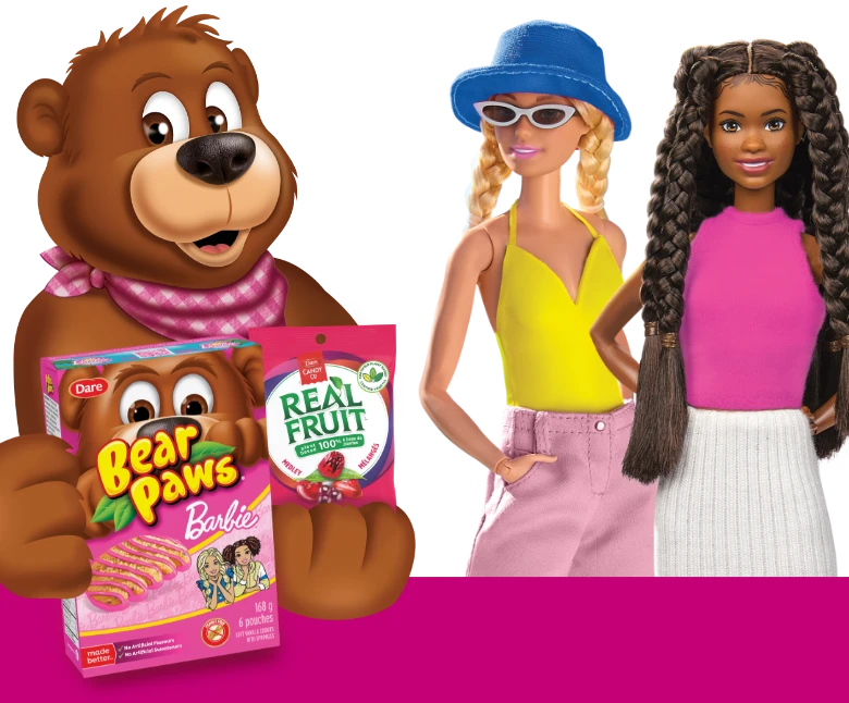 Pauley tenant des pattes d'ours de marque Barbie et un paquet de vrais snacks aux fruits et des Barbies prêtes pour la plage